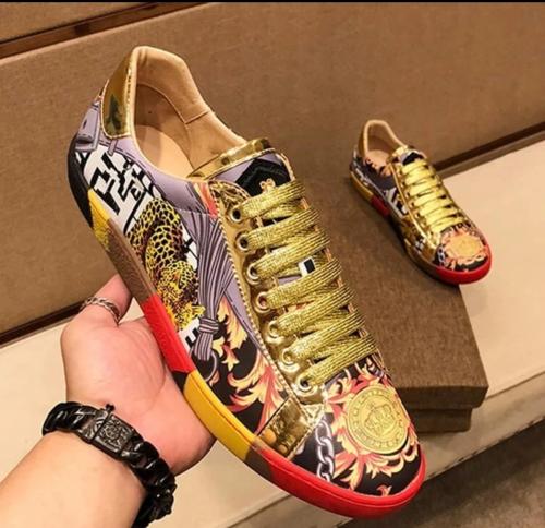 حذاء للجنسين