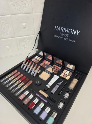 طقم مكياج كامل مناسب لجميع أنواع البشرة