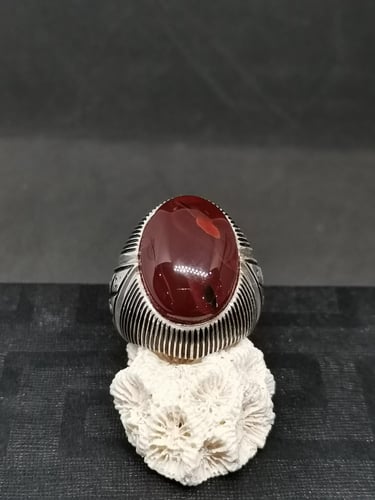 خاتم الفضة بحجر عقيق يماني كرزي بصياغة الأستاذ امي...