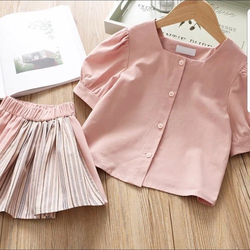 طقم تيور وردي أنيق مع أكمام البف القصيرة