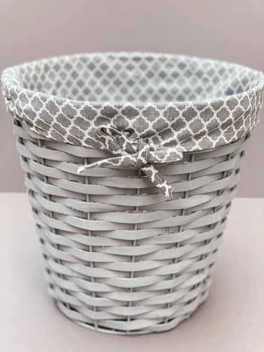 سلة مهملات خوص - ابيض / رمادي