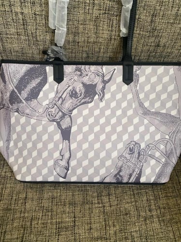 توت باق لوب نوار Loup Noin