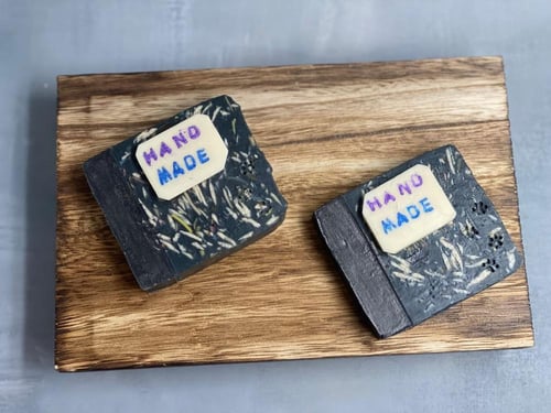 صابون طبيعي بالفحم النشط واللبان العماني