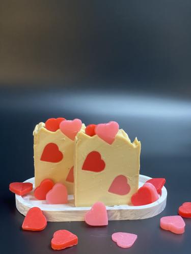 صابون طبيعي بالفانيلا والعنبر واليلانغ يلانغ