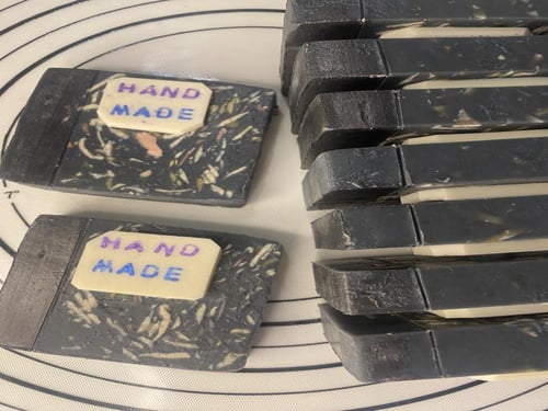 صابون طبيعي بالفحم النشط واللبان العماني