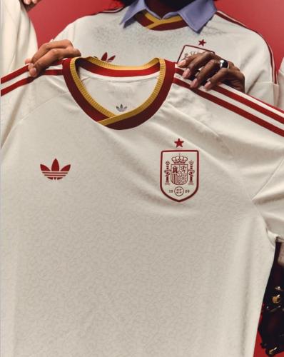 تيشيرت المنتخب الإسباني الاحتياطي للموسم 2026/27