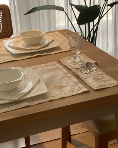 طقم مفارش سفرة مطرز Ginko (تطريز لون برونزي)