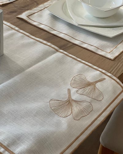 طقم مفارش سفرة مطرز Ginko (تطريز لون برونزي)