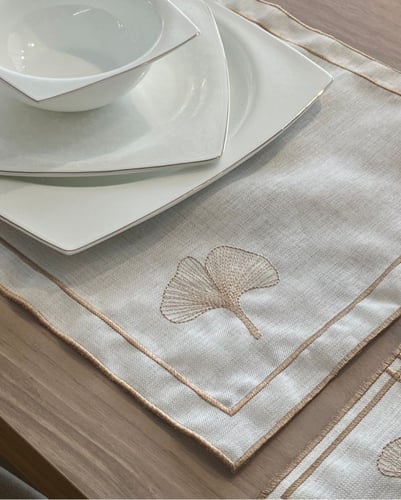 طقم مفارش سفرة مطرز Ginko (تطريز لون برونزي)