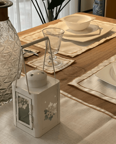 طقم مفارش سفرة مطرز Ginko (تطريز لون برونزي)