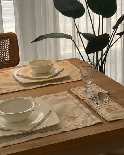 طقم مفارش سفرة مطرز Ginko (تطريز لون برونزي)