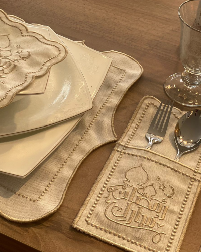 طقم مفارش سفرة مطرز - رمضان مبارك (تطريز لون كريمي...