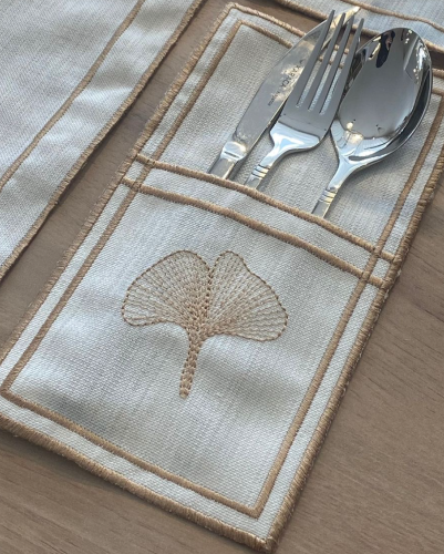 طقم مفارش سفرة مطرز Ginko (تطريز لون برونزي)