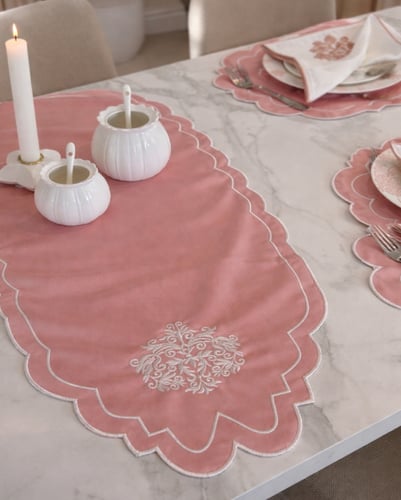 طقم مفارش سفرة مطرز Royal Pink