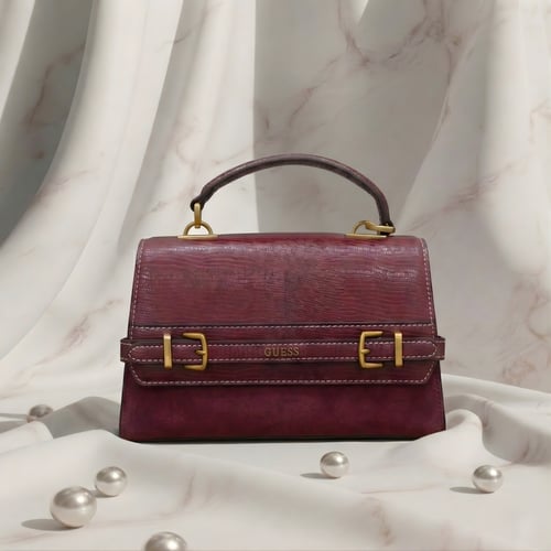 شنطة يد Guess - عنابي ملكي - تصميم كلاسيكي بنقشة ا...