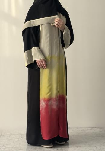 Soleil Tissé A beige silk abaya