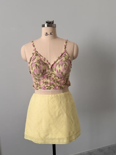 Sunset Bloom Knitted V-Neck - توب تريكو برقبة V بل...