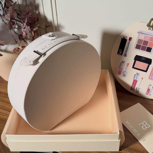 بوكس العيد الفاخر من ريل بيوتي… كل مكياجك في صندوق...