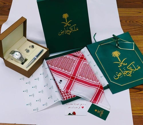 بوكس هدية رجالي ملكي فاخر | شماغ ملكي مع ساعة وقلم