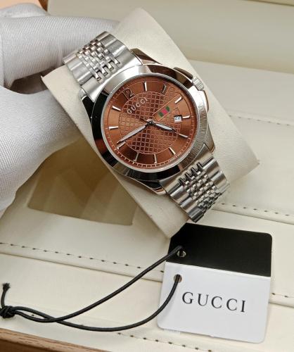 ساعه قوتشي لون بني اطار فضي