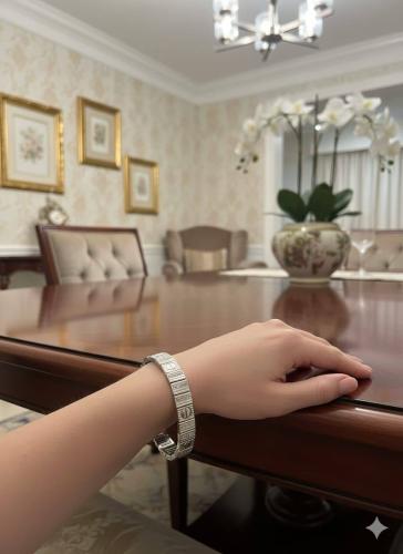 سوار ستايل ديور فضي فاخر – نجم الإطلالة اليومية