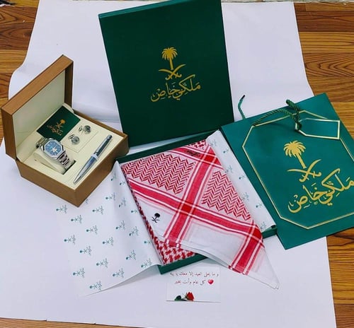 بوكس هدية رجالي ملكي فاخر | شماغ ملكي مع ساعة وقلم