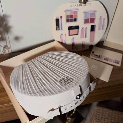 بوكس العيد الفاخر من ريل بيوتي… كل مكياجك في صندوق...