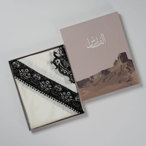غترة الفارس – نجد | كشميري أبيض مطرّز أسود