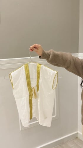 بشت مواليد أبيض