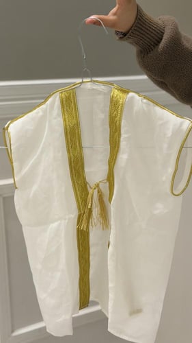 بشت مواليد أبيض