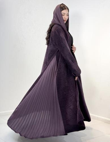 (0019) Velvet abaya in purple color, brushed, intertwined with beige on the side, adding a touch of vitality and elegance.