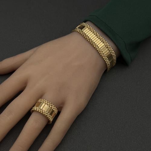سواره مع خاتمها إيطاليه عيار 21