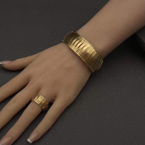 سواره مع خاتمها إيطاليه عيار 21