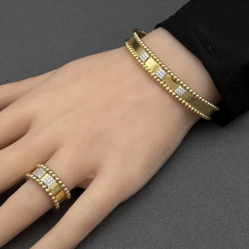 سواره إيطاليه مع خاتمها عيار 21