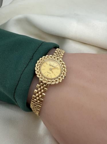 ساعة أنيقة بتصميم عصري عيار ١٨