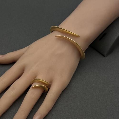 سواره مع خاتمها من VENEROSO عيار 21