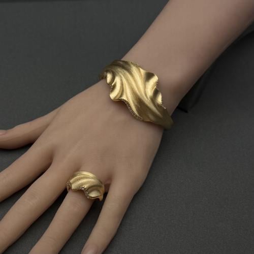 سواره مع خاتمها من VENEROSO عيار 21