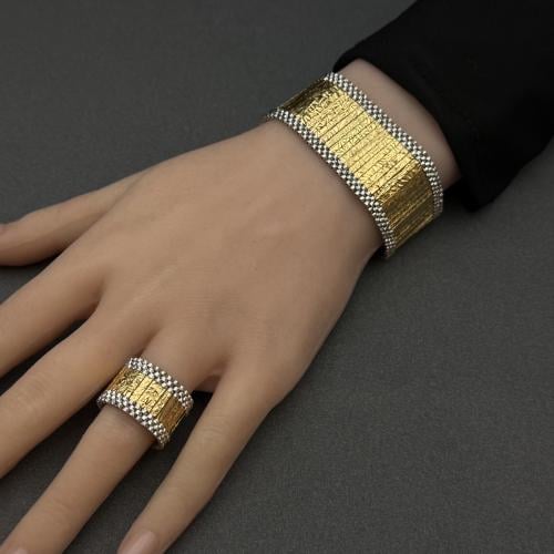 سواره مع خاتمها إيطاليه عيار 21