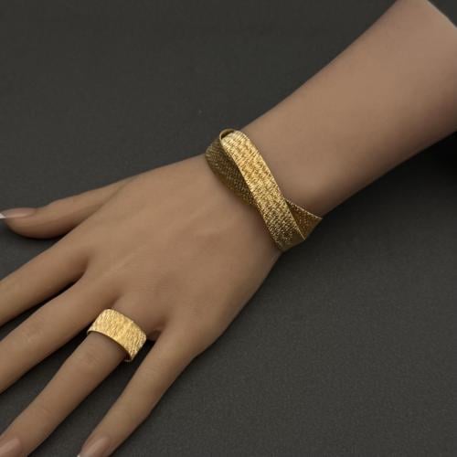 سواره مع خاتمها إيطاليه عيار 21