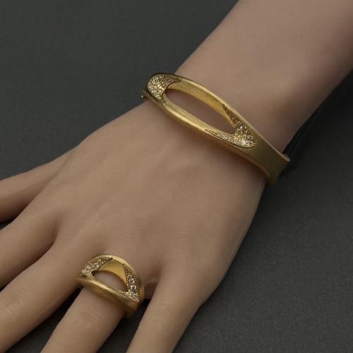 سواره مع خاتمها من VENEROSO عيار 21