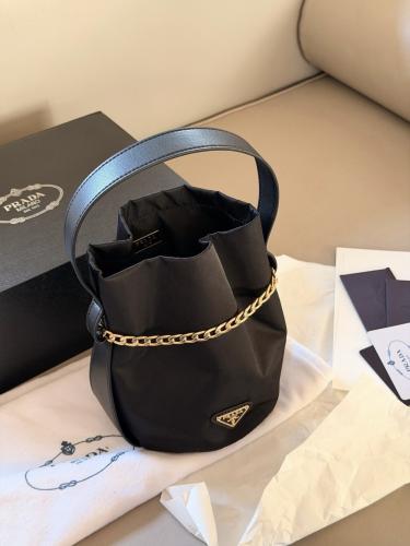 حقيبة Prada Petit Sac Noir Nylon