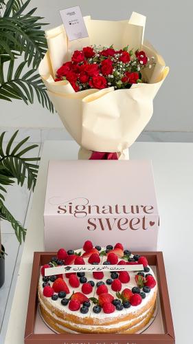 بكج كيك من اختيارك + باقه ورد صغيره