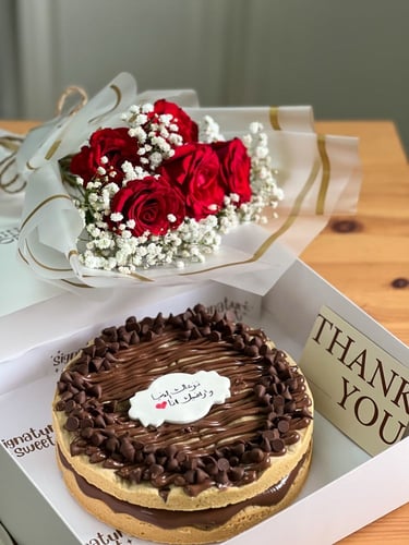 كيكه كوكيز وسط مع باقه ورد