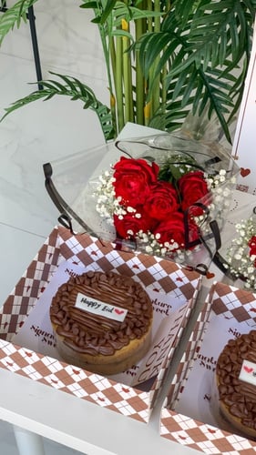 كيكه كوكيز مع باقه ورد