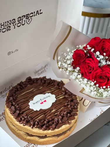 كيكه كوكيز وسط مع باقه ورد