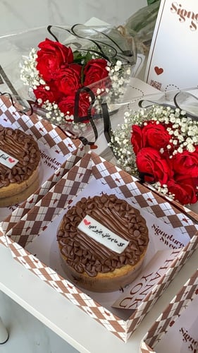 كيكه كوكيز مع باقه ورد