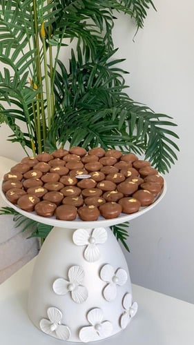 صينيه الورد شوكلت بحشوه تشيزكيك