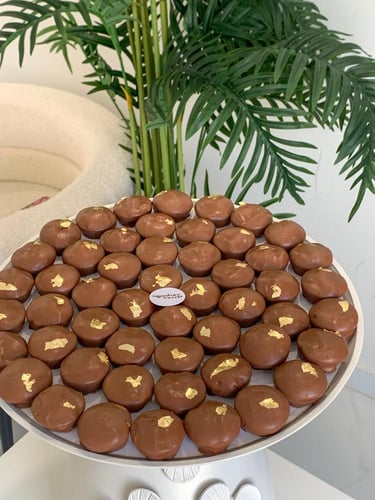 صينيه الورد شوكلت بحشوه تشيزكيك