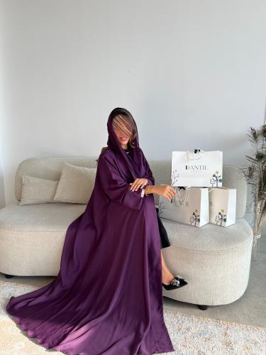 عباية باللون البنفسجي