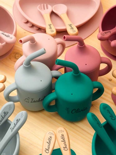 طقم أطفال سيليكون مخصص بالاسم